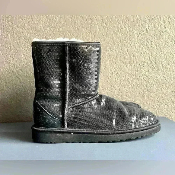 Winter Boots UGG Classic Short Cosmos Girls Sequin Boots Size 4 Youth - Picture 3 of 8